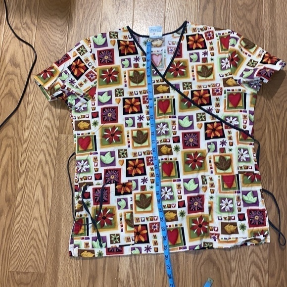 O2 Scrubs Fall Autumn Leaves Women's Scrub Top Tie up Back (Size Medium) - Picture 5 of 8